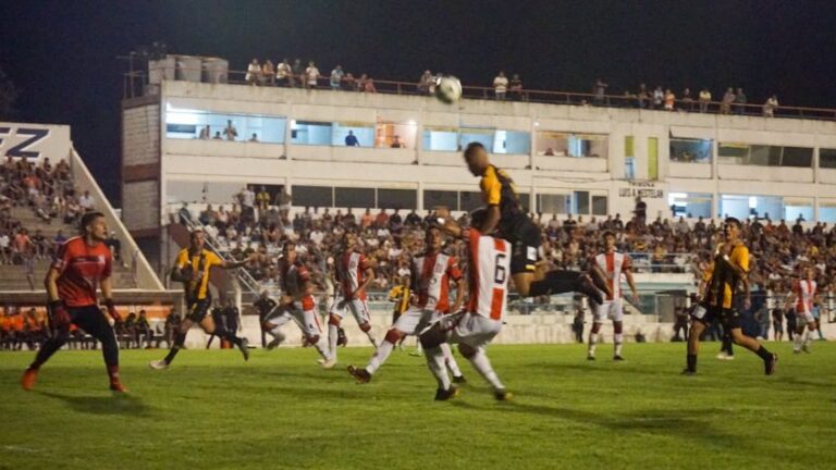 Santamarina debutó en el Federal con un empate ante Sansinena