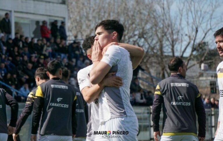 Santamarina goleó con dos goles de Facundo De la Vega