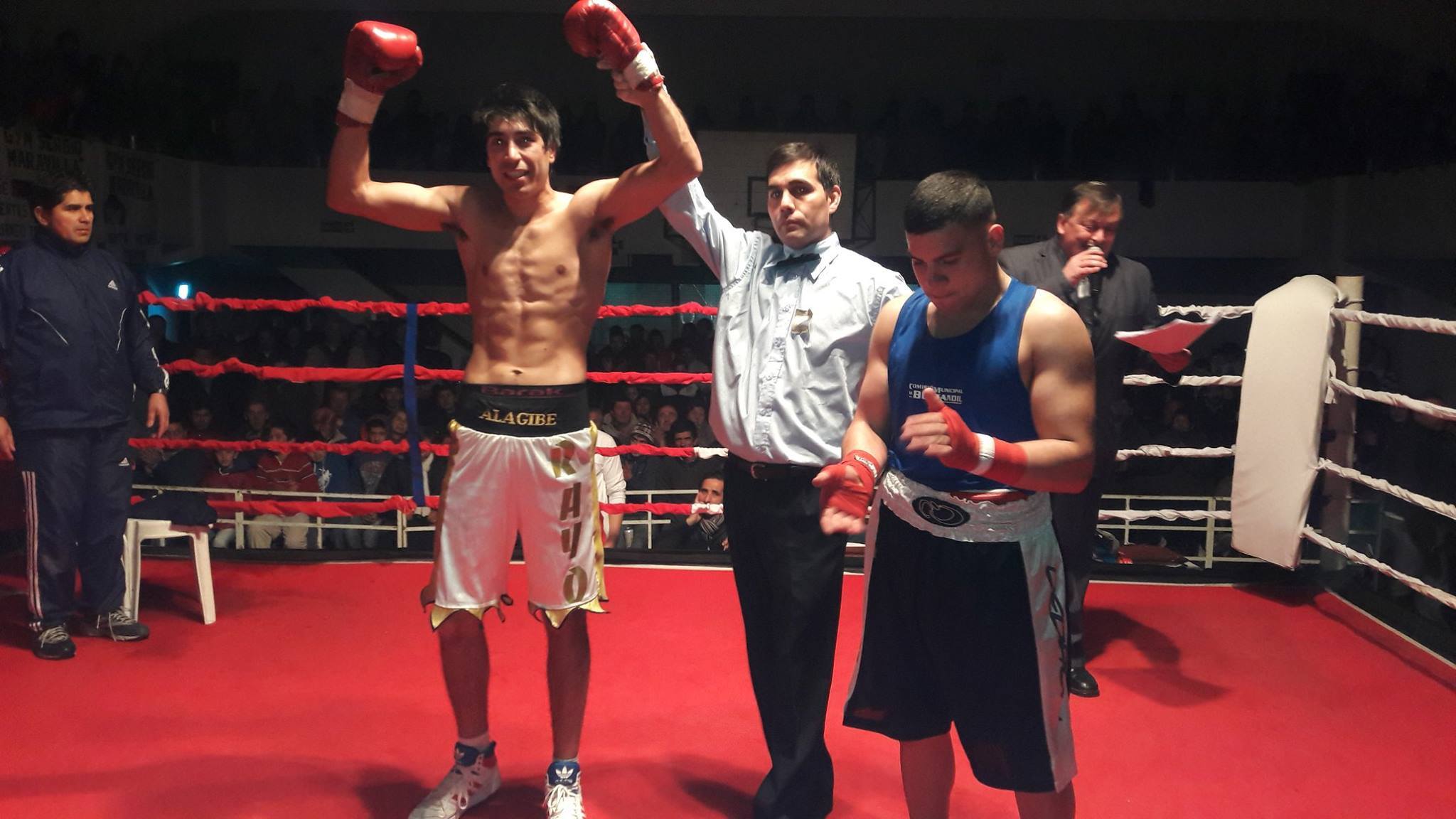 Se presenta Matías Alagibe en el festival de boxeo en Atlético