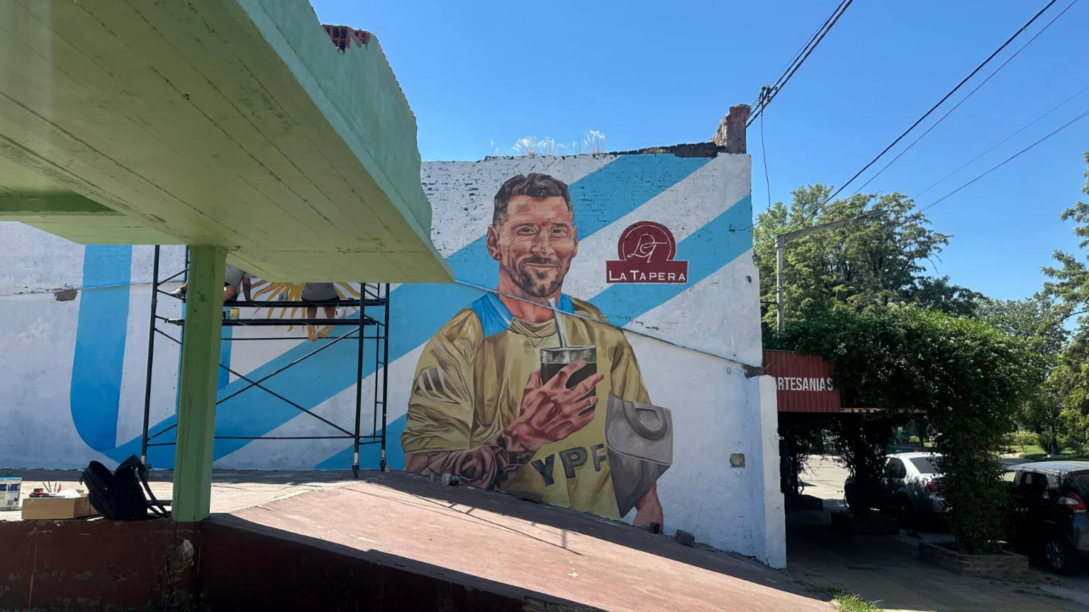 Messi en la pared con un mate de La Tapera